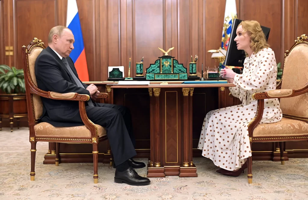 На фото, наданому Кремлем, видно зустріч президента Володимира Путіна в березні з Марією Львовою-Бєловою, його уповноваженим з прав дитини